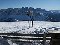 Skitour in den Dolomiten auf den Großen Gabler mit Blick auf die Geislergruppe Skitouren