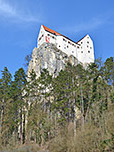 Blick von Nußhausen hinauf zur Burg Prunn