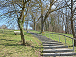 Über Stufen gelangen wir zum Parkplatz der Burg