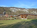 Die geschwungene Holzbrücke von Essing