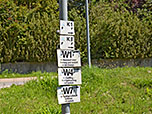 Der Wanderweg W1 ist ab dem Ausgangspunkt beschildert