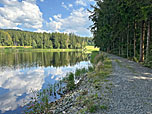 Am Stausee biegen wir rechtshaltend in den Uferweg ein