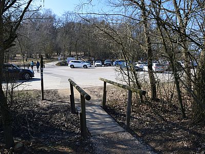 Nach links erreichen wir den großen Parkplatz vor der Walhalla 