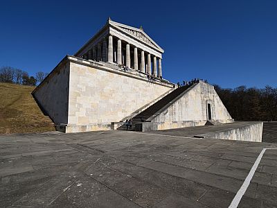 Großzügig gestaltete Terrassen und Treppen prägen die Südseite der Walhalla
