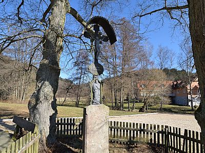 Direkt an diesem Wegkreuz starten wir unsere Tour