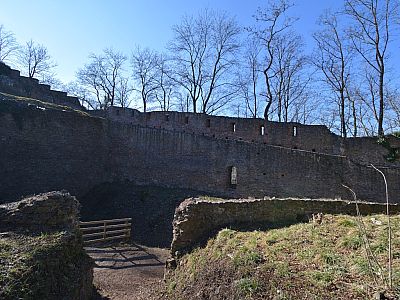 Die Wehrmauern auf der Westseite der Anlage