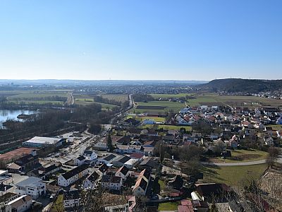 Im Dunst ist der Dom von Regensburg zu erkennen