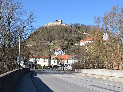 Der Burgberg von der Donau aus gesehen