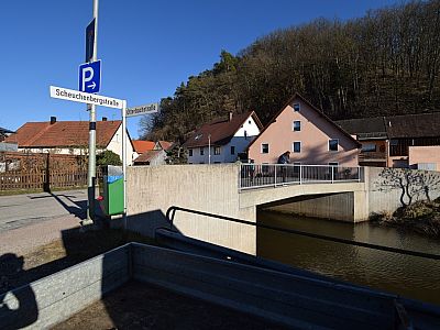 Hier überqueren wir den Otterbach und biegen links ab