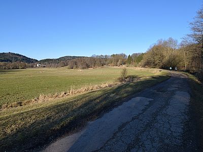 In einem weiten Bogen nach Westen erreichen wir wieder die ST2145, ...