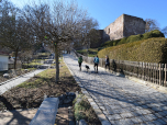 Über den Fußweg erreichen wir die ersten Mauern der Ruine