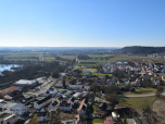 Im Dunst ist der Dom von Regensburg zu erkennen