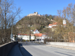 Der Burgberg von der Donau aus gesehen