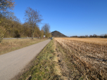 Neben der Straße geht es weiter nach Sulzbach