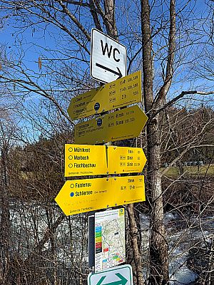 An der Brücke gehen wir weiter geradeaus