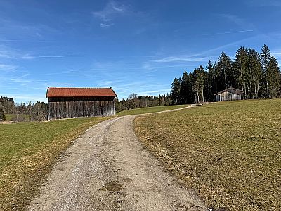 Wir kommen an zwei Holzstadeln vorbei...