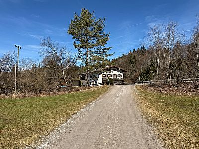 ...treffen wir an einem Haus auf einen Querweg...
