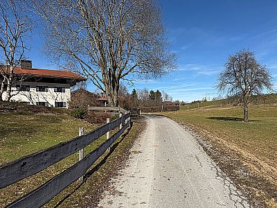 ...und passieren den Weiler Neumaier