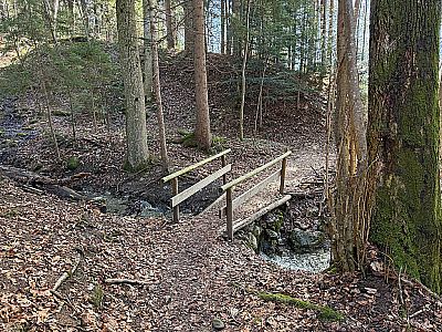 ...und überqueren einen Bachlauf