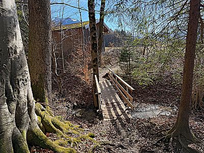 ...und zu einer zweiten Holzbrücke