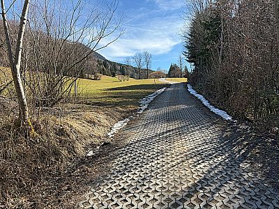 ...folgen wir dem gepflasterten Weg hinauf...