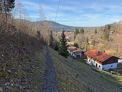 Über einen kleinen Pfad wandern wir hinunter...