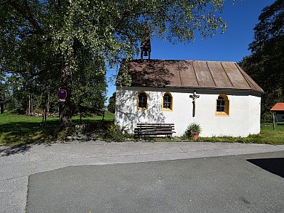 ... und passieren die der heiligen Anastasia geweihte kleine Kapelle