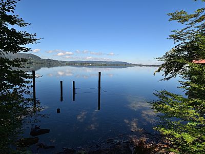 In der Ferne ist Schlehdorf zu sehen