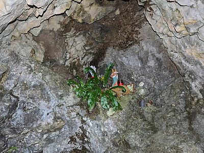 In einer Nische finden wir eine kleine Madonnenfigur vor