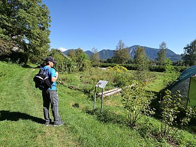 ... und umrunden die Kirche.