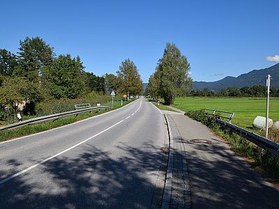Entlang der Straße marschieren wir Richtung Kochel
