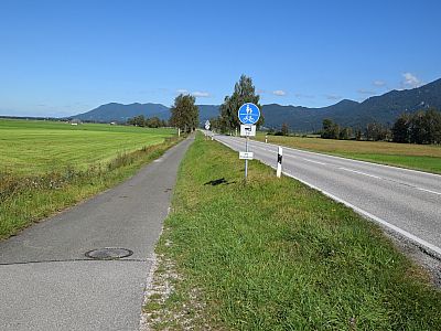 Auf dem Fußweg neben der Straße geht es weiter nach Osten