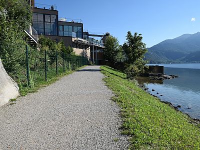 Das Gelände des Trimini passieren wir durch einen Tunnel