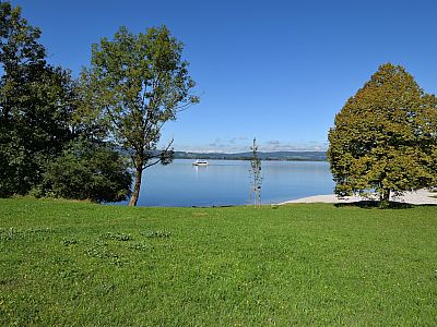 Regelmäßig verkehrt ein Passagierschiff auf dem Kochelsee