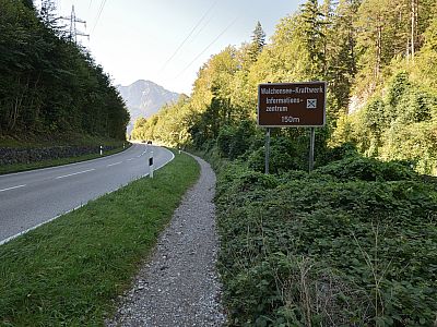 Wieder führt der Weg ein Stück an der Mittenwalder Straße entlang