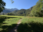 Über eine Wiese erreichen wir...