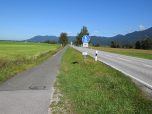 Auf dem Fußweg neben der Straße geht es weiter nach Osten