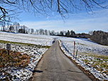Der Teerweg leitet uns hinauf...