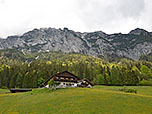...wird eingerahmt von den Wänden der Reiter Alm...