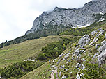 Unterhalb der Alm queren wir einen weiteren Graben