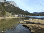 Der Blick vom Westufer auf den Hintersee