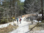 Vor der Brücke halten wir uns scharf links