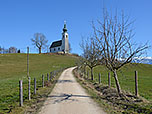 Vor uns zeigt sich nun erstmals die Kirche St. Johannes