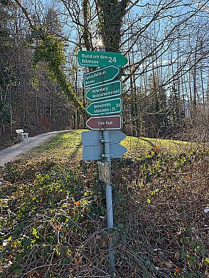 An einem Abzweig wenden wir uns nach rechts...