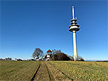 ...sowie dem Fernmeldeturm Schnaitsee...