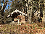 Vorbei an einer Holzhütte und einem Marterl...