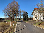In Berg treffen wir auf eine Landstraße...