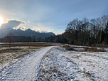 Nach einer Brücke wird der Weg breiter