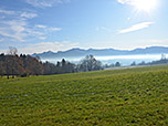 Blick zu den Chiemgauer Alpen mit der Kampenwand