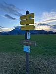 Am folgenden Abzweig gehen wir weiter geradeaus